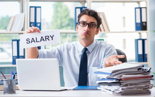Genç işadamı Office maaş artışı talebinde — Stok fotoğraf