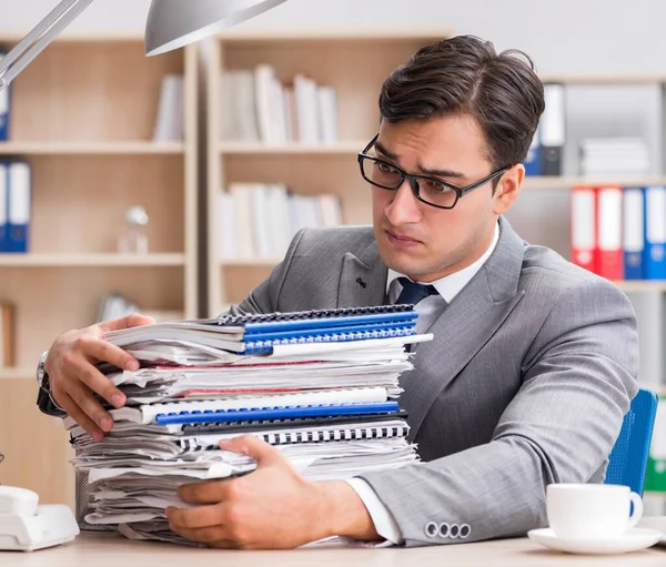 Bel homme d'affaires travaillant dans le bureau — Photo