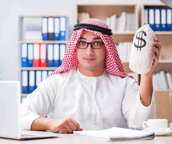 Giovane imprenditore arabo nel concetto di business — Foto Stock