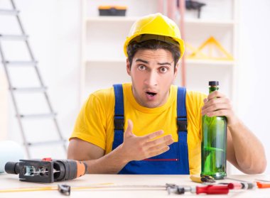 Atölyede çalışan sarhoş mühendis.