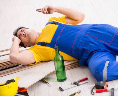 Tatilde içki içen tamirci.