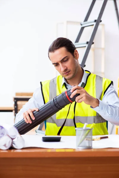 Junger männlicher Architekt arbeitet drinnen — Stockfoto