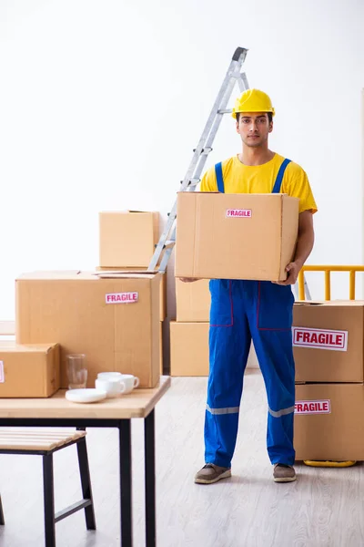 Jeune déménageur professionnel masculin faisant déménagement à la maison — Photo