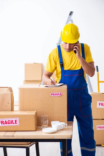 Jeune déménageur professionnel masculin faisant déménagement à la maison — Photo