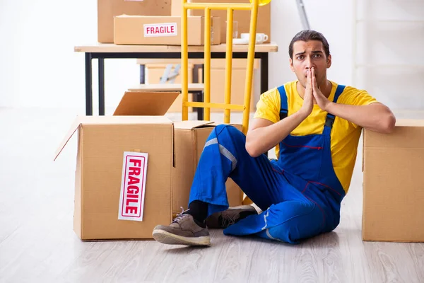 Young male professional mover doing home relocation — Stock Photo, Image