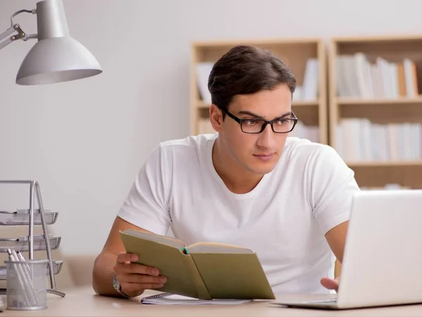 Junger Mann arbeitet im Büro — Stockfoto