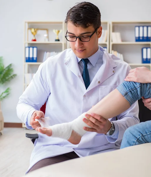 Medico e paziente durante il check-up per lesioni in ospedale — Foto Stock