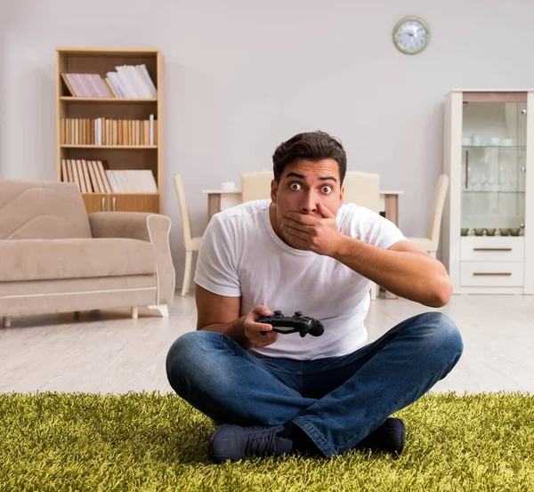 Homem viciado em jogos de computador — Fotografia de Stock