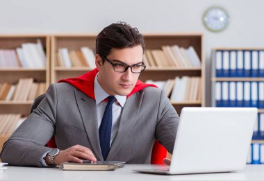 Ofiste çalışan süper kahraman iş adamı.