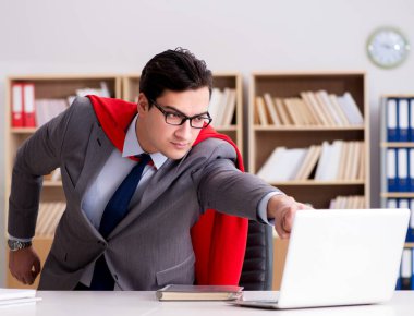 Ofiste çalışan süper kahraman iş adamı.