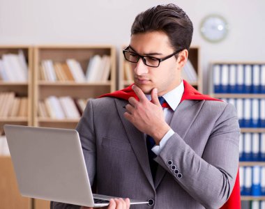 Ofiste çalışan süper kahraman iş adamı.