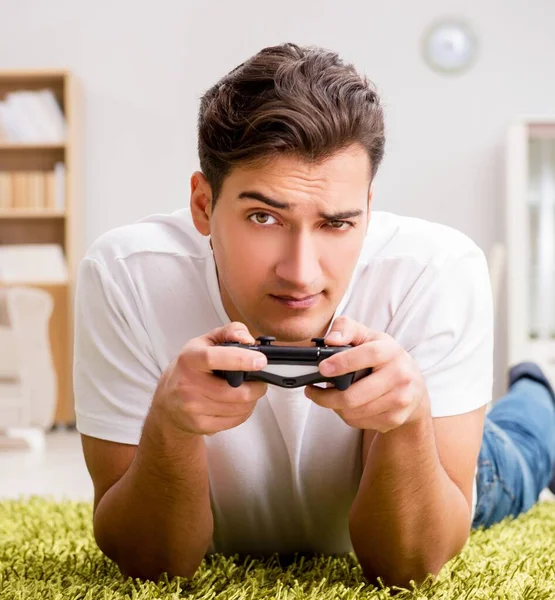 Man verslaafd aan computerspelletjes — Stockfoto