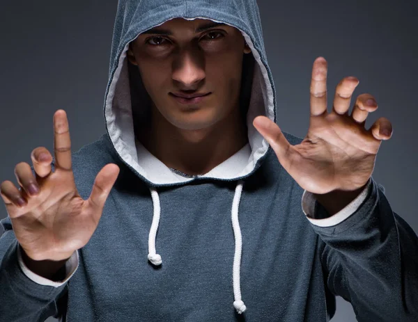 Giovane uomo con cappuccio premendo pulsanti virtuali — Foto Stock