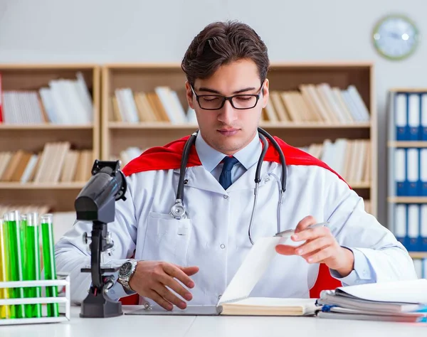 Superhelden-Arzt arbeitet im Krankenhaus-Labor — Stockfoto