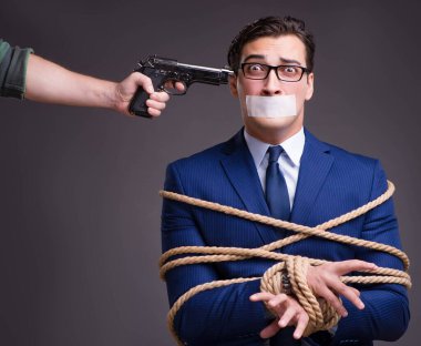 İşadamı rehin alındı ve iple bağlandı.