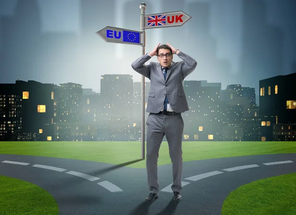 Un homme d'affaires dans le concept du Brexit - le Royaume-Uni quitte l'UE — Photo