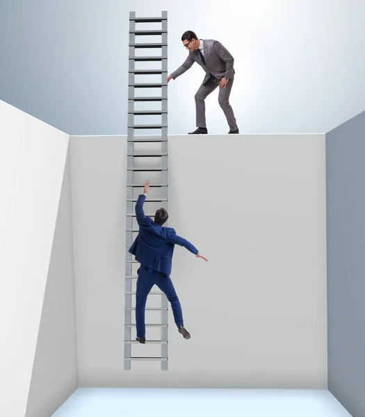 Affärsman som hjälper kollegan att fly från problem — Stockfoto