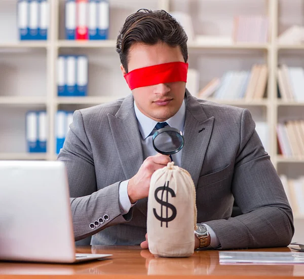 Geschäftsmann mit verbundenen Augen sitzt im Büro am Schreibtisch — Stockfoto