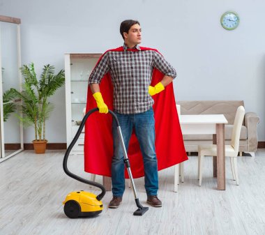 Süper kahraman temizleyicisi evde çalışıyor.