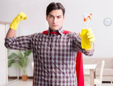 Süper kahraman temizlikçi ev işi yapıyor.