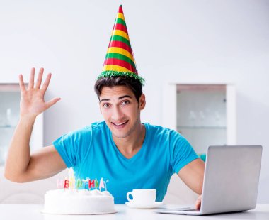 Genç adam doğum gününü evde yalnız kutluyor.