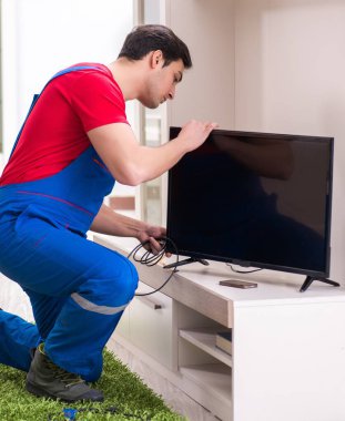 Profesyonel tamir mühendisi bozuk televizyonu tamir ediyor.