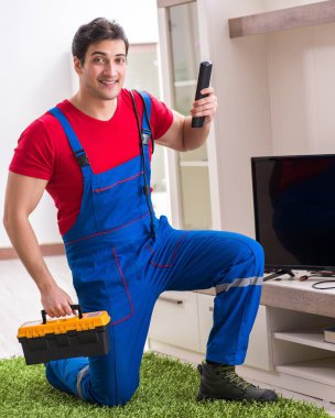 Profesyonel tamir mühendisi bozuk televizyonu tamir ediyor.