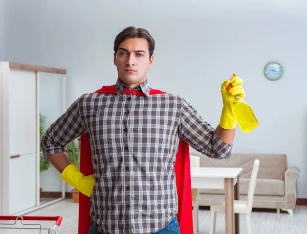슈퍼 히어로 청소부 집안에서 일하는 모습 — 스톡 사진