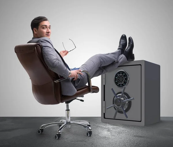 Geschäftsmann ruht sich aus und legt Bein auf Safe — Stockfoto
