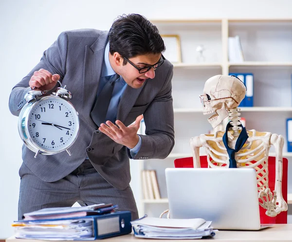 Angry boss yelling at his skeleton employee — Stock Photo, Image