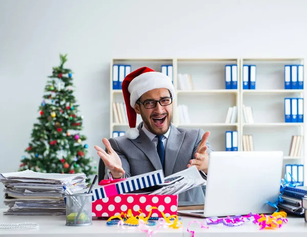 Jeune homme d'affaires célébrant Noël au bureau — Photo