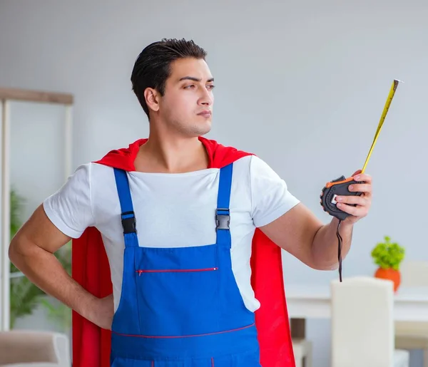Superhelden-Reparateur arbeitet zu Hause — Stockfoto