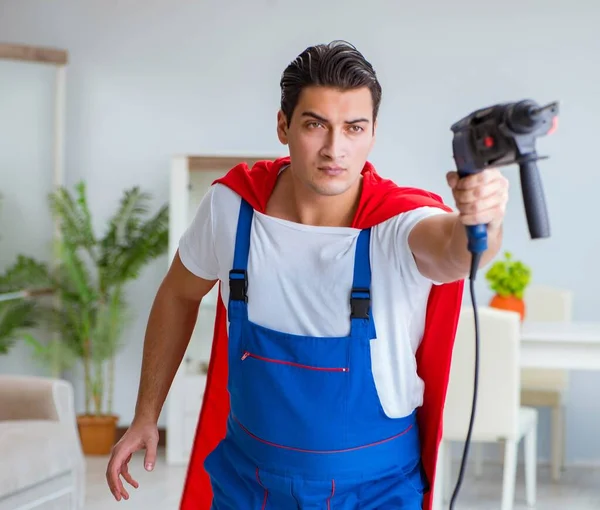 Super herói reparador trabalhando em casa — Fotografia de Stock