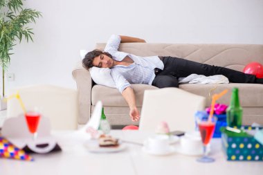 Genç adam doğum gününü evde kutluyor.