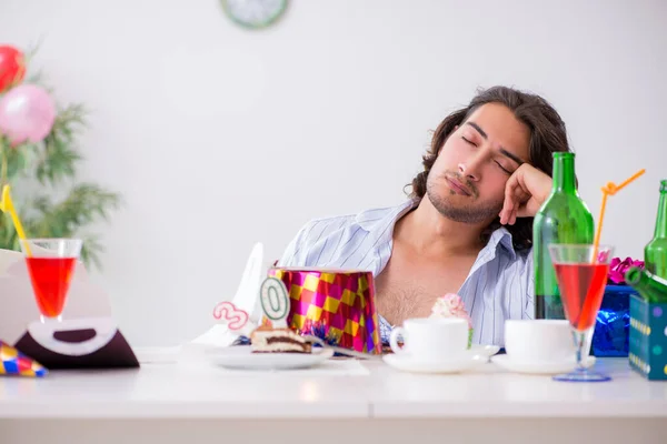 Junger Mann feiert Geburtstag zu Hause — Stockfoto