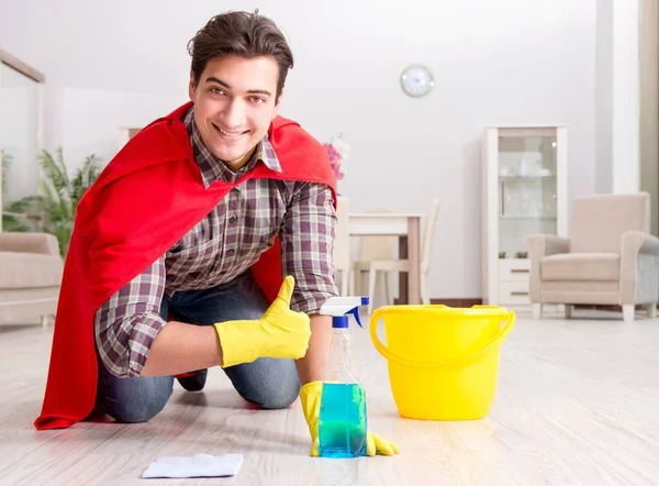 Szuper hős férj takarítás padló otthon — Stock Fotó