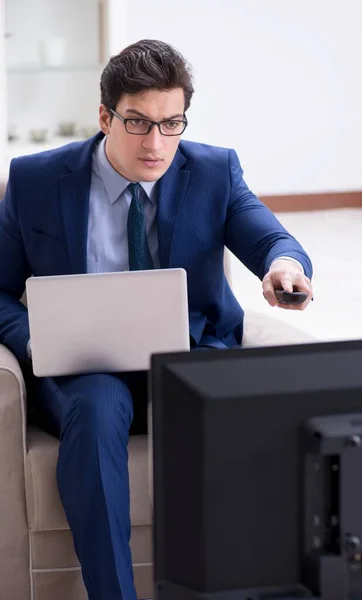 Empresário assistindo tv no escritório — Fotografia de Stock