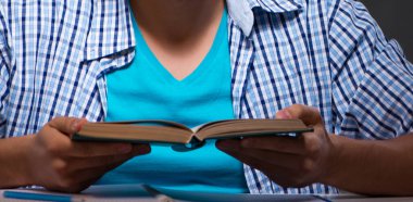 Sınavlara hazırlanan öğrenci gece geç saatte evde olacak.