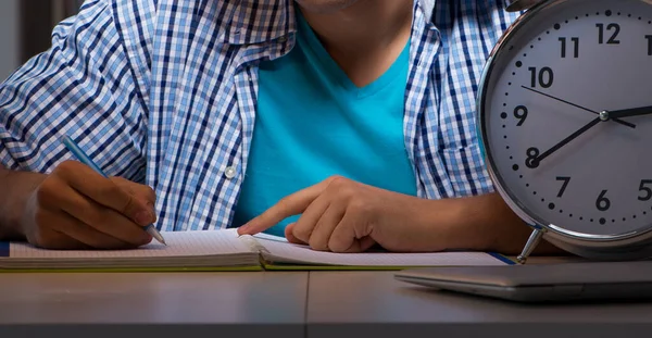 Student förbereder sig för tentor sent på kvällen hemma — Stockfoto