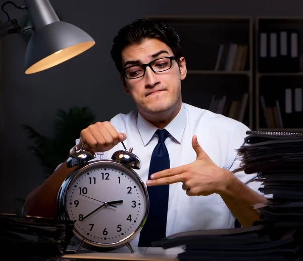 O jovem empresário que trabalha horas extras tarde no escritório — Fotografia de Stock