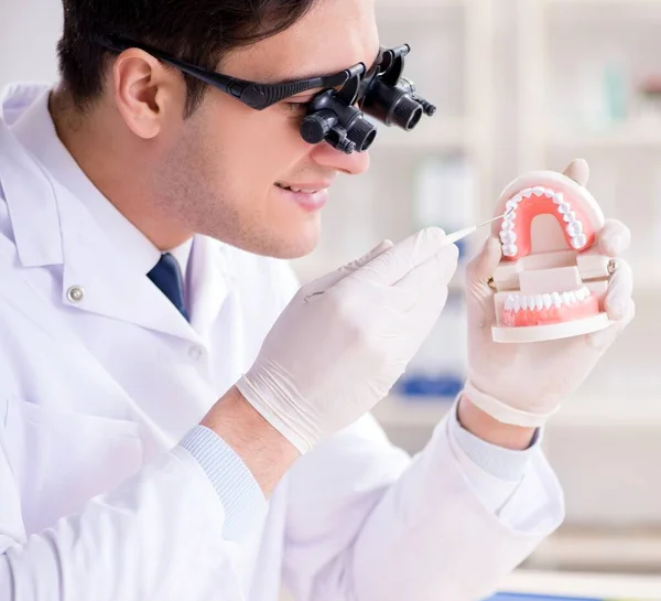 Jovem dentista que trabalha no hospital de odontologia — Fotografia de Stock