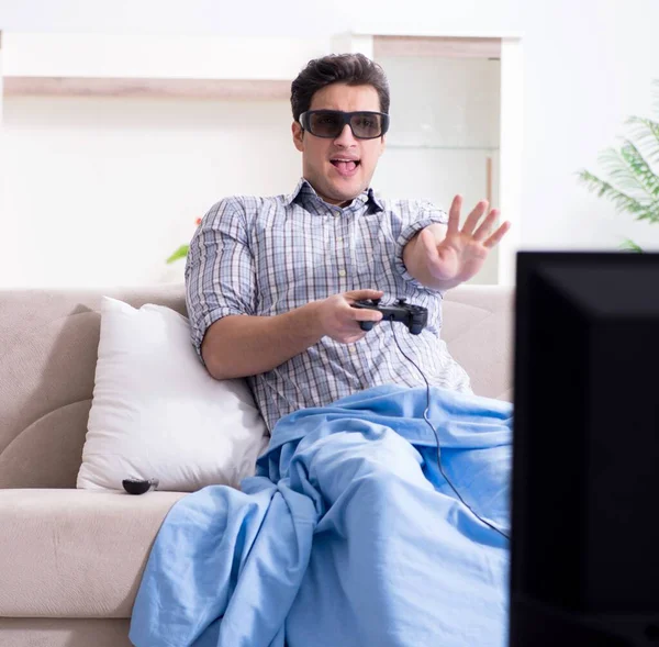 Человек, играющий в 3D игры дома — стоковое фото