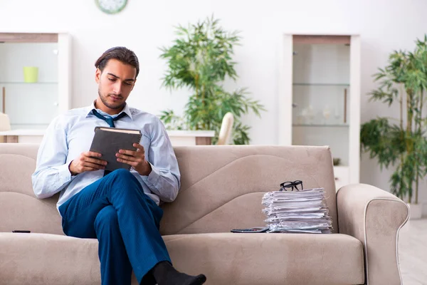 Joven hombre de negocios trabajando en casa — Foto de Stock