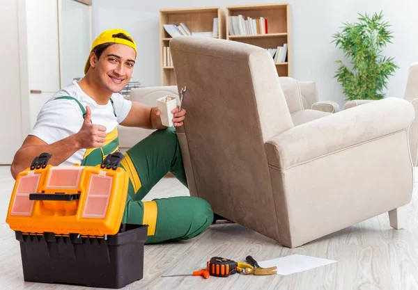 Werknemer repareert meubels thuis — Stockfoto