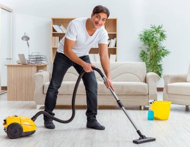 Koca adam evi temizliyor, karısına yardım ediyor.