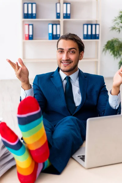 Junger männlicher Geschäftsmann arbeitet im Büro — Stockfoto