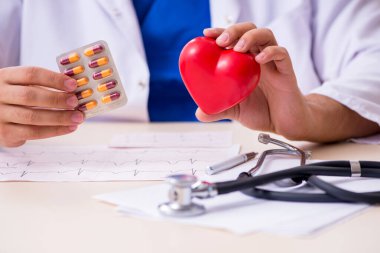 Klinikte çalışan genç bir erkek kardiyolog.