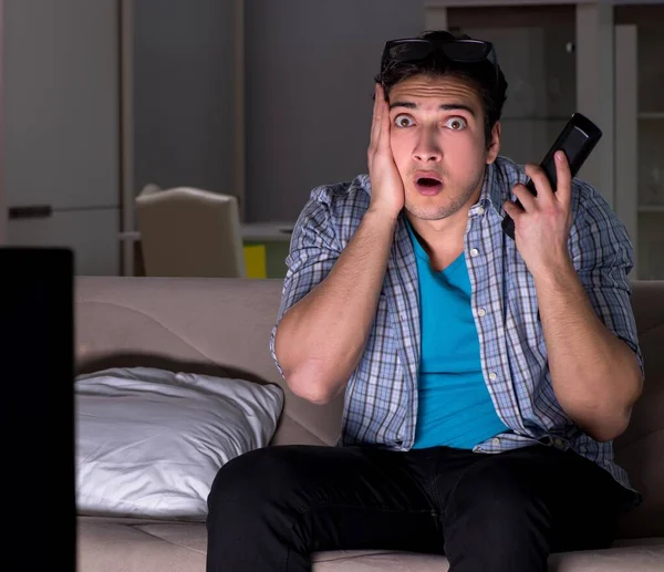 Hombre viendo televisión 3d tarde en la noche — Foto de Stock