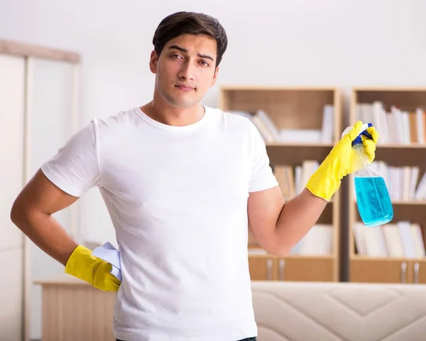 Pria suami membersihkan rumah membantu istri — Stok Foto