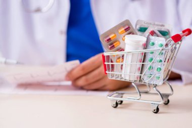 Klinikte çalışan genç bir erkek kardiyolog.
